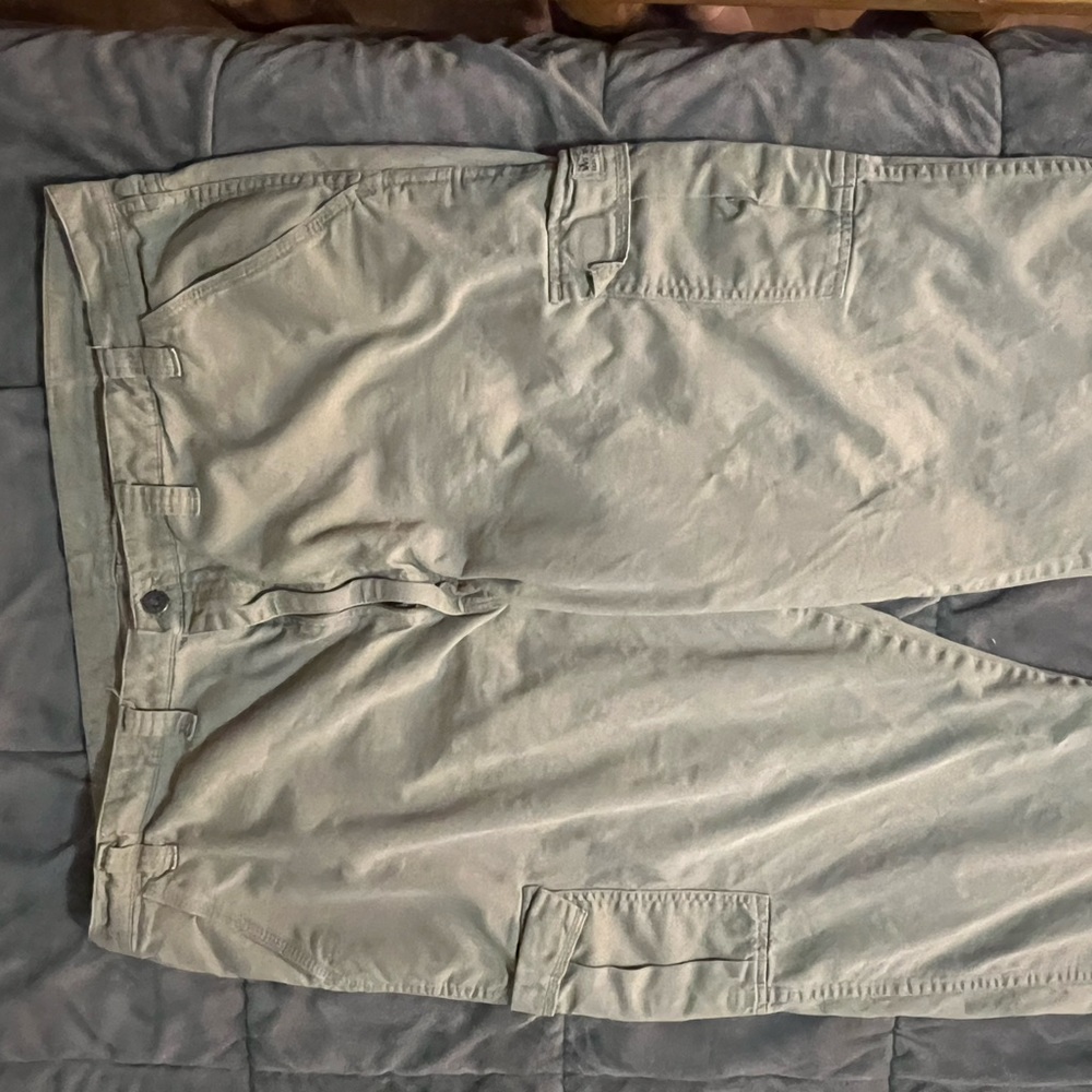 Wrangler cargo’s with side pockets. Great shape.